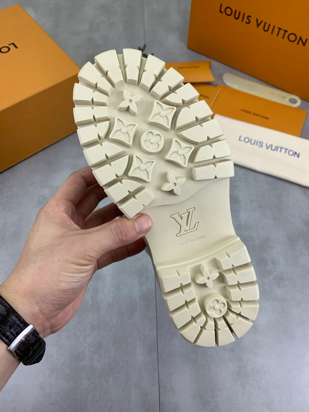 Men's shoes 💰P680 new LV | Louis Vuitton 🧡💚2025 autumn and winter new models, top version ⚠️ The counter features the latest LV REMIX lace-up mountaineering derby shoes, new hard goods 🆕 ❥BS purchasing level! Full of high-end feel! A popular model among bloggers at home and abroad, it’s retro and fashionable, and looks stunning on your feet! Mainly recommended models on the official website★ ━━━━━ ЅᏇєєt ━━━━━ ▪️Upper: top-grade first-layer cowhide ▪️Lining: imported sheepskin ▪️Outsole: original open-molded TPU non-slip outsole ▪️Sole height: 3.5cm ▪️Shoe size: Women 35-41 (41 customization is not returnable) Male 39-45 (46 customized, non-refundable)